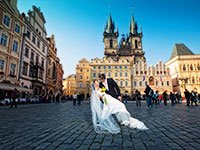 Молодожёны на свадьбе в Праге