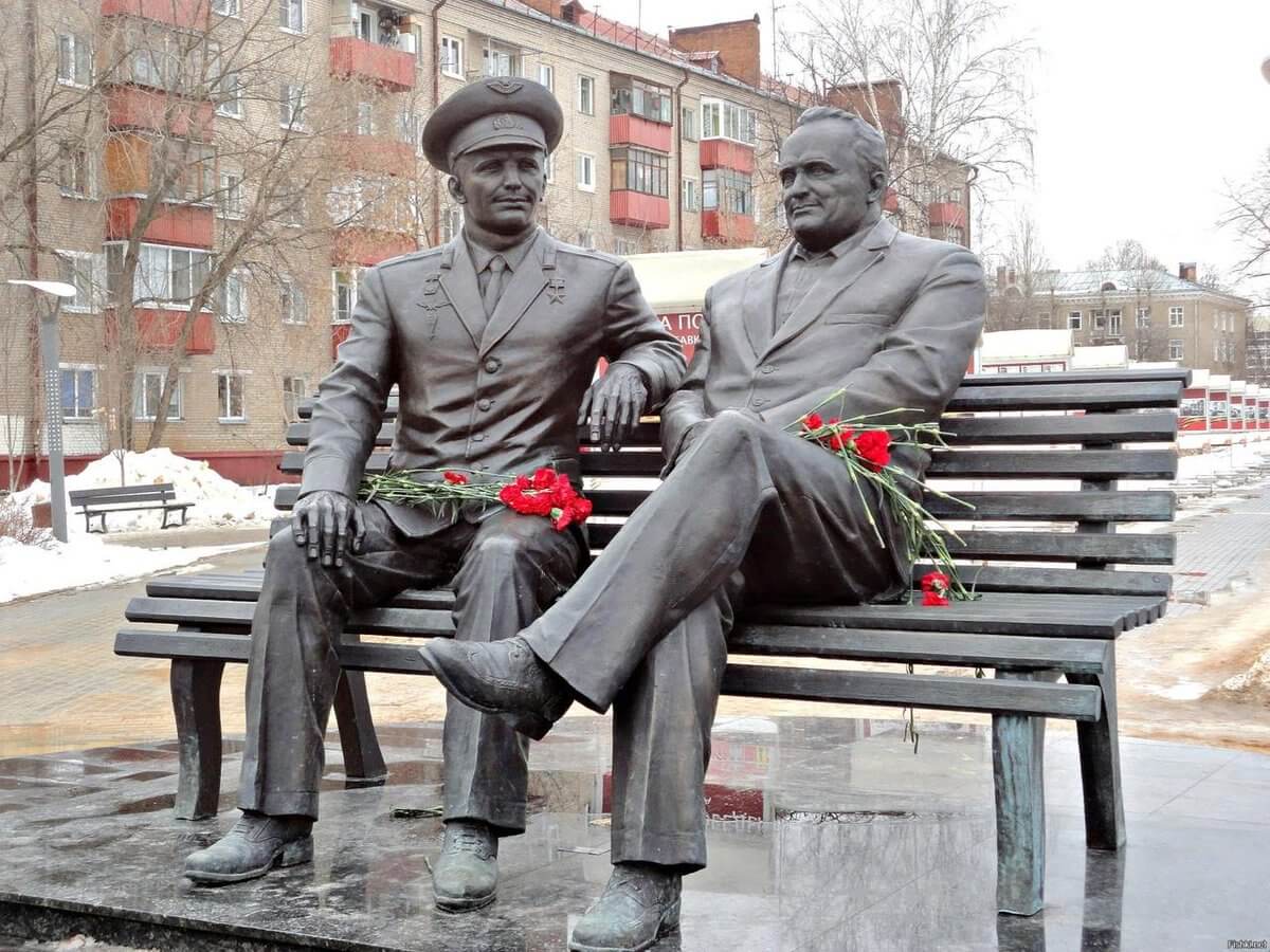 памятник Королев и Гагарин